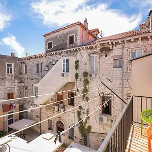 https://two-bedroom-apartment-in-city-center-igor-ae1449.hotelinzadar.com